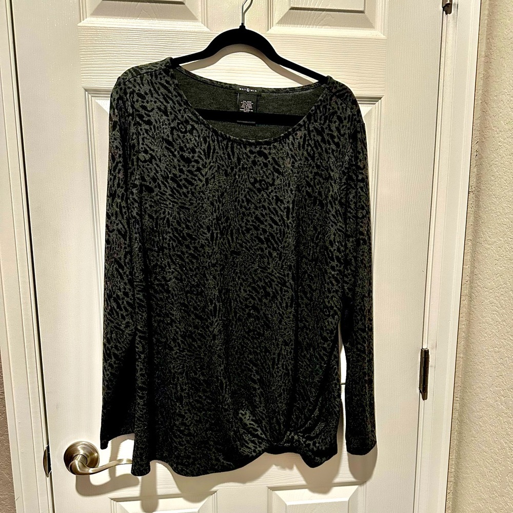 Max & Mia black and gray pattered soft long sleeve Sweater. XL